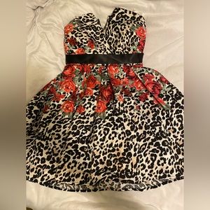 Beautiful jaguar print dress with elegant red roses 🌹 Size 5-6
